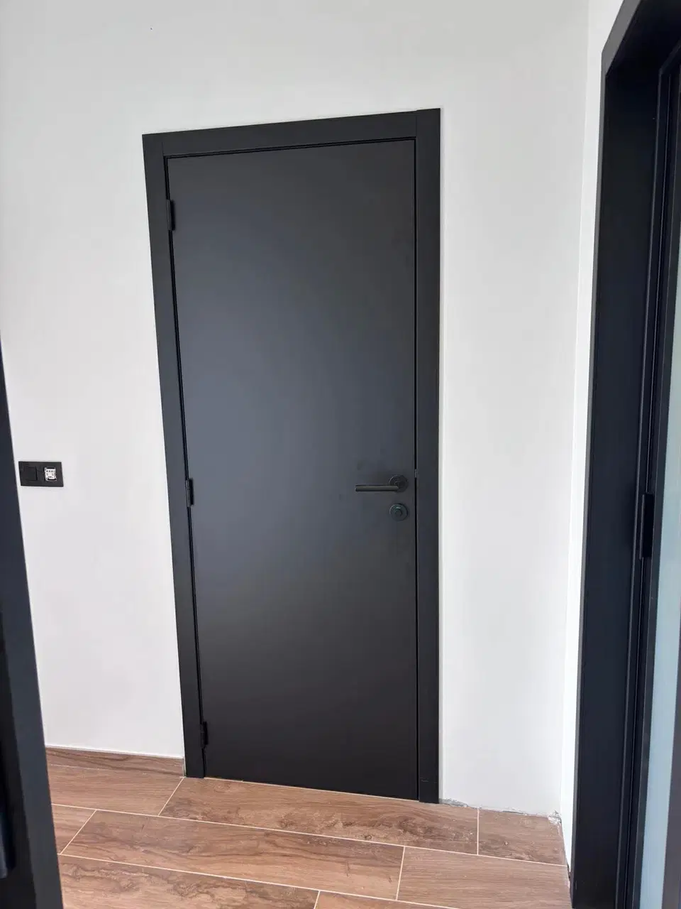 Portes battantes et coulissantes d’un cabinet médical — en fin de chantier