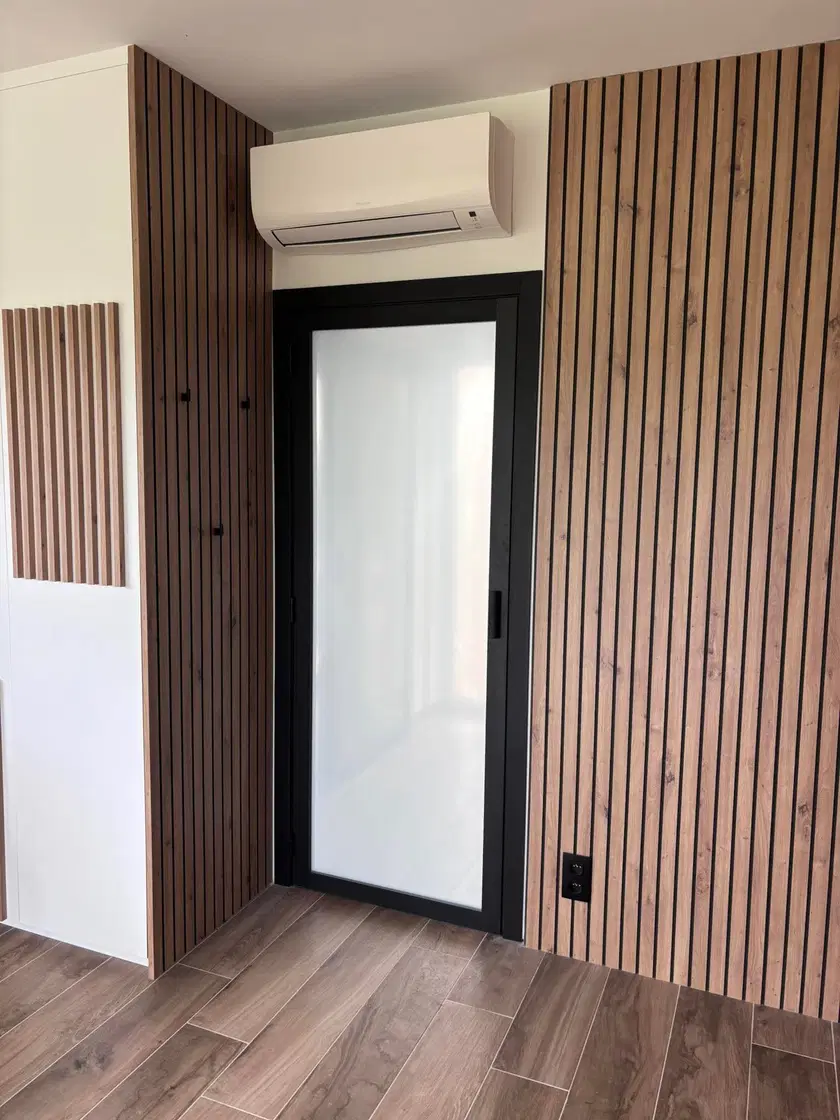 Portes battantes et coulissantes d’un cabinet médical