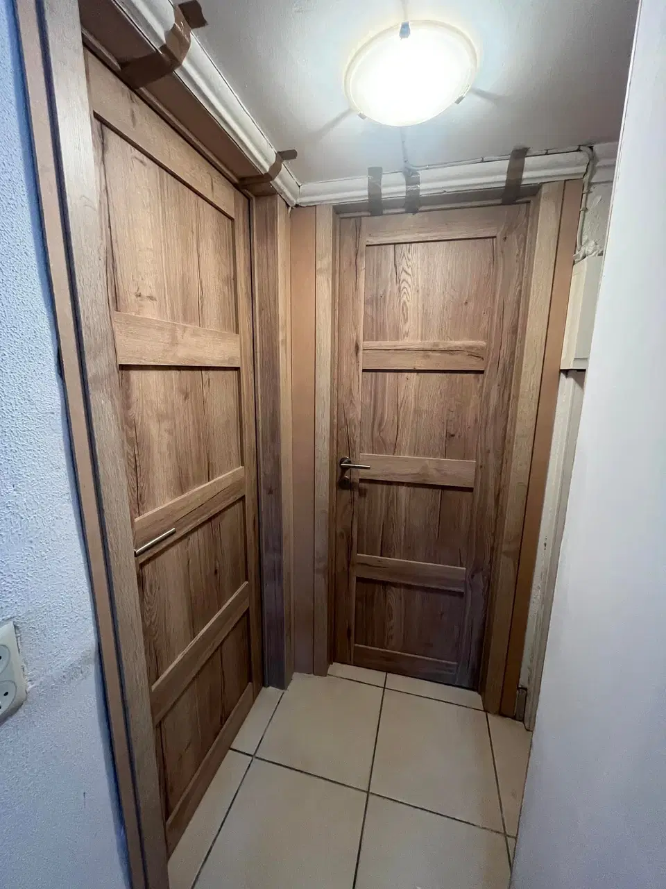 Des portes intérieures à panneaux, teinte chêne — au début du chantier