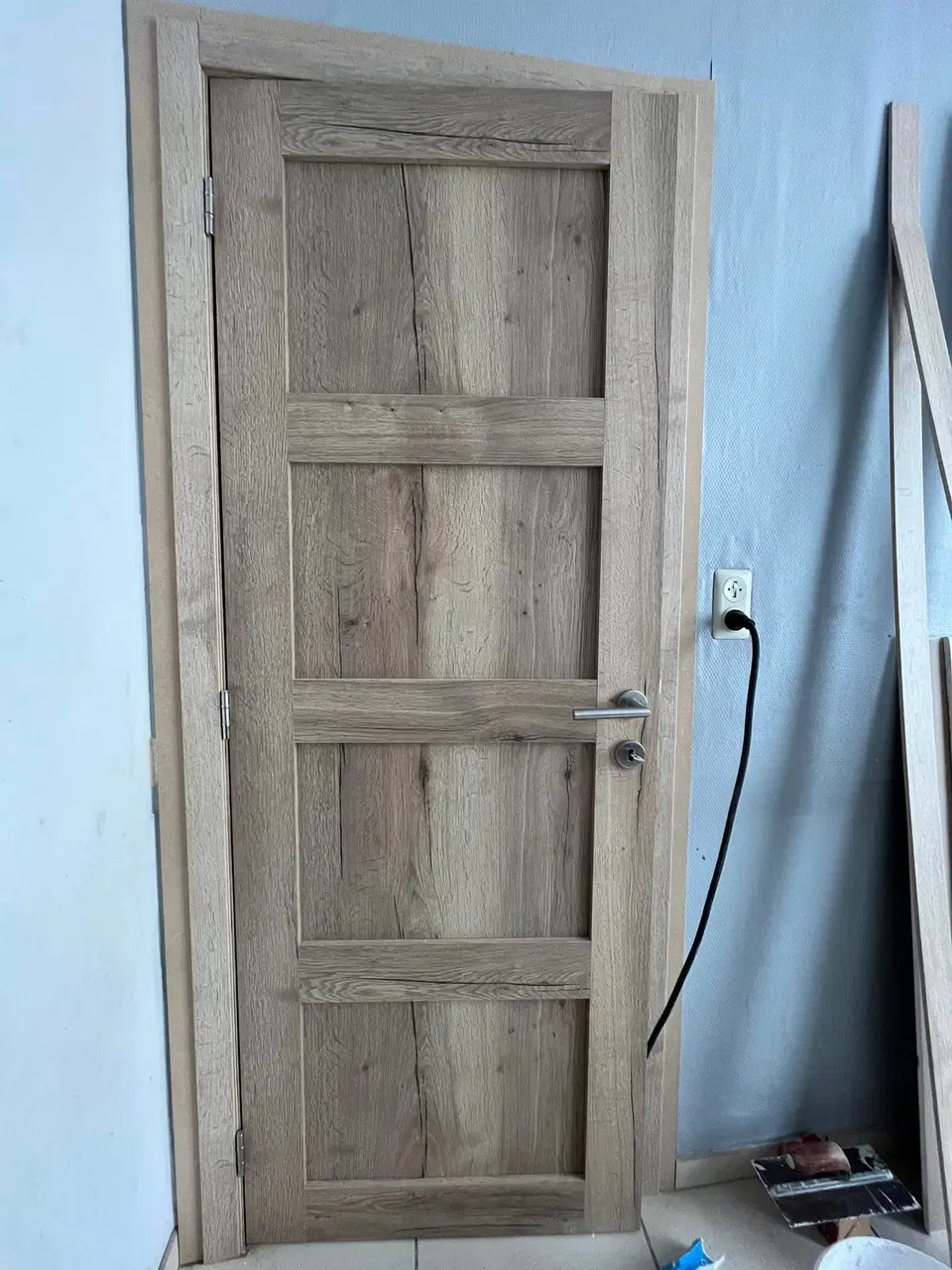 Des portes intérieures à panneaux, teinte chêne — en fin de chantier