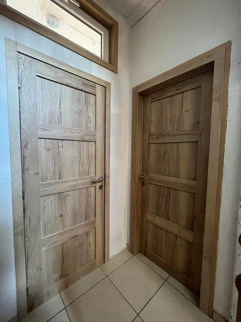 Des portes intérieures à panneaux, teinte chêne