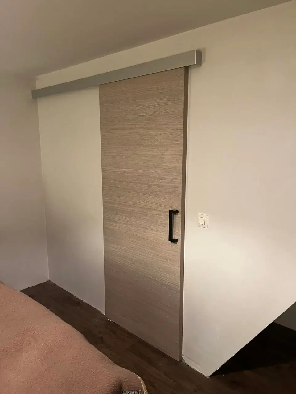 Des portes intérieures blanches à chambranles de bois — vers la fin du chantier