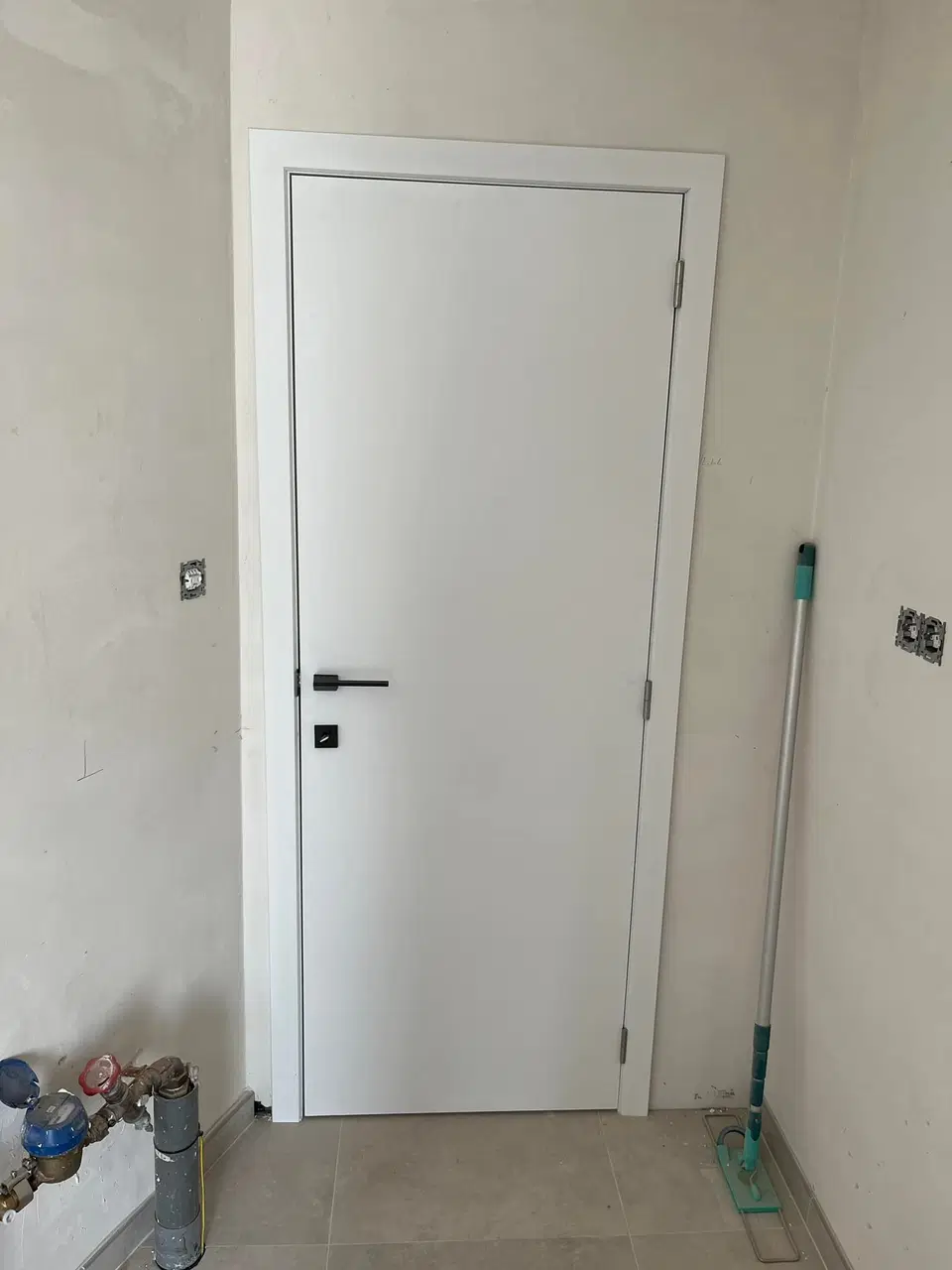 Des portes intérieures blanches dans une maison neuve — au début du chantier