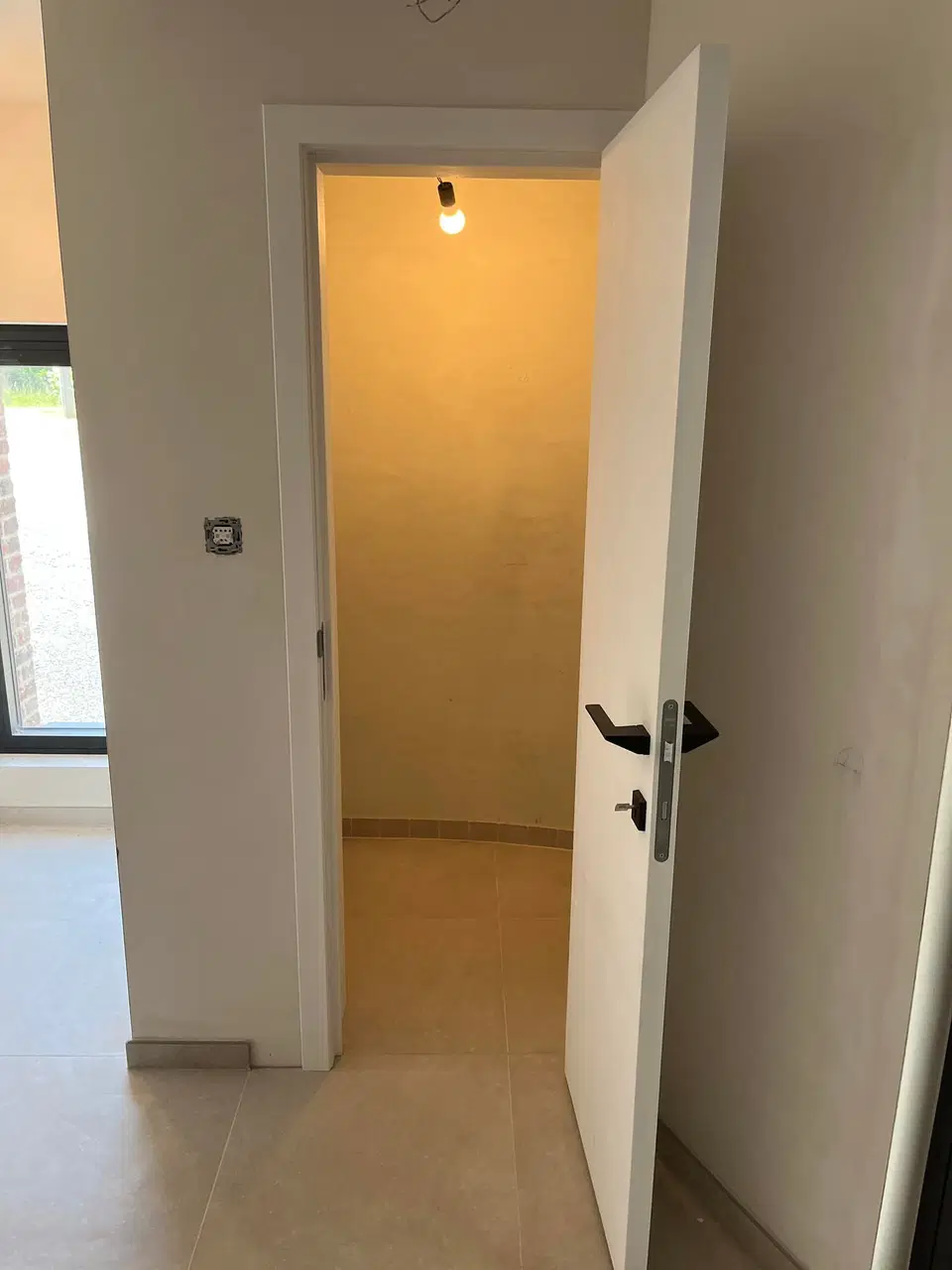Des portes intérieures blanches dans une maison neuve — vers la fin du chantier