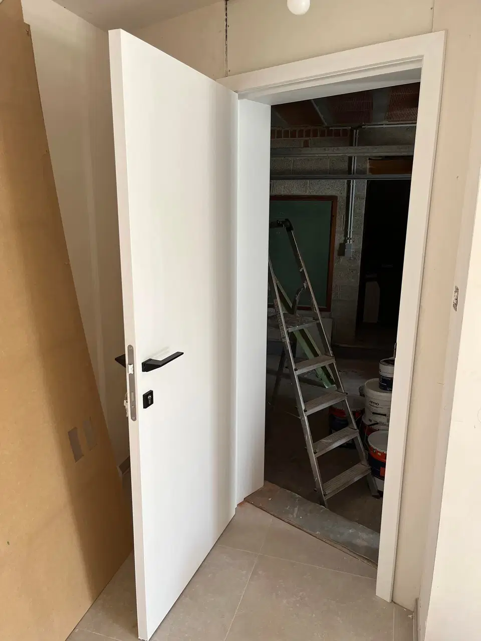 Des portes intérieures blanches dans une maison neuve — en fin de chantier