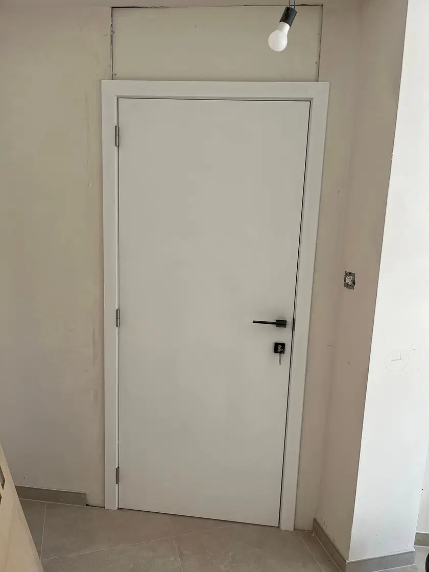 Des portes intérieures blanches dans une maison neuve
