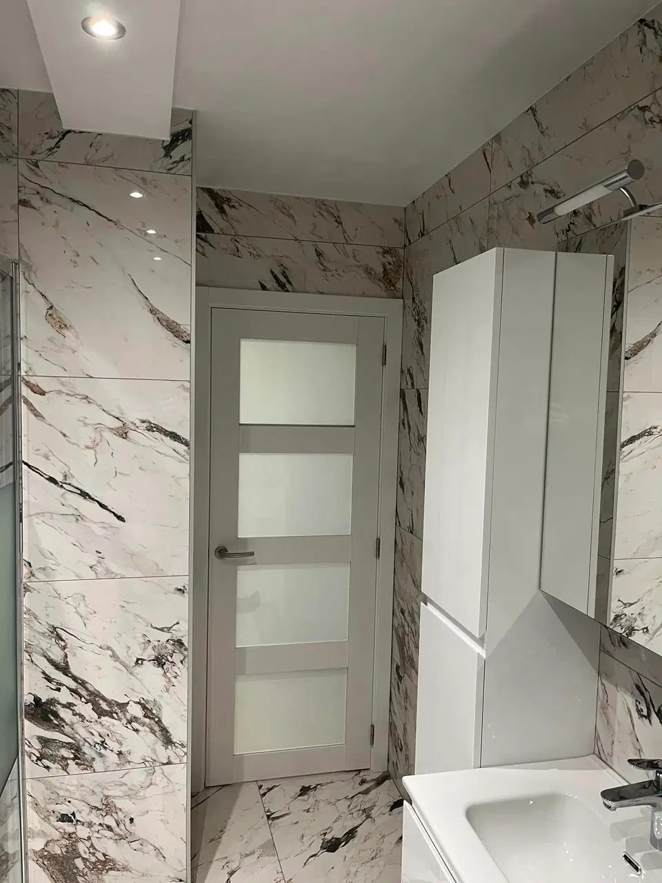 Des portes interieures vitrees, blanches — en fin de chantier