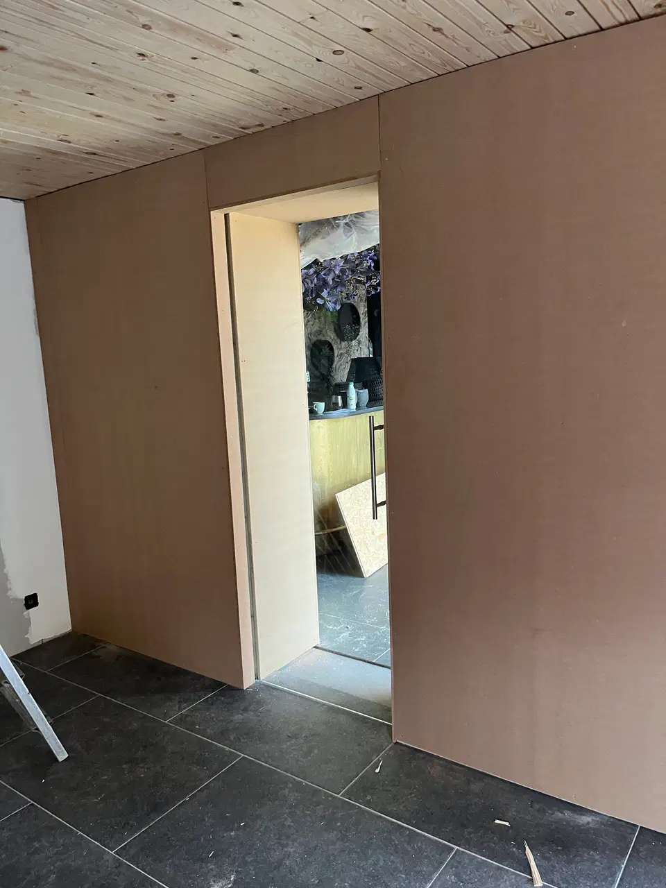 Des portes toute hauteur, à peine visibles dans le mur — au début du chantier
