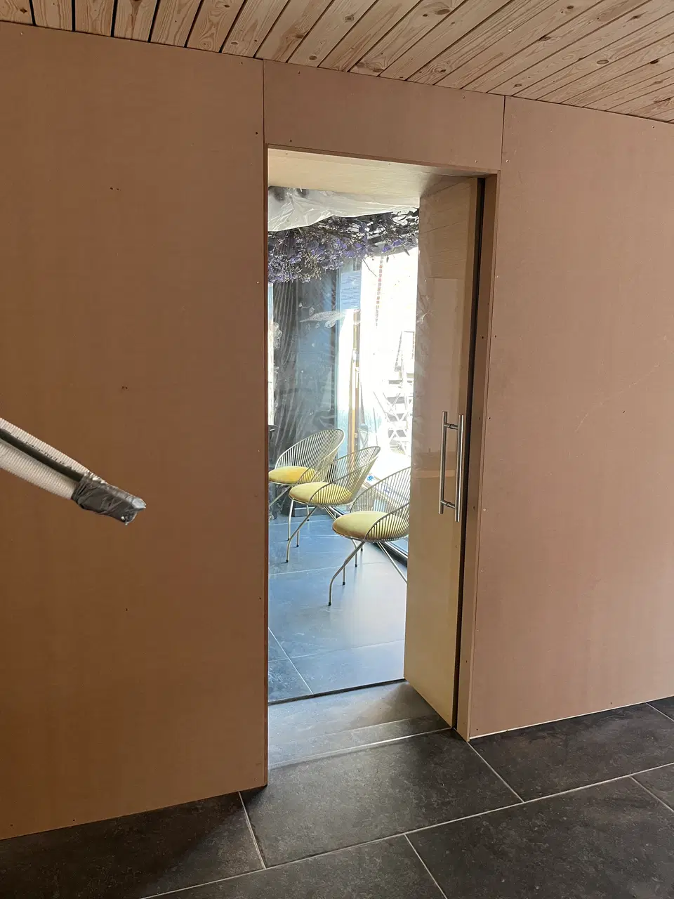 Des portes toute hauteur, à peine visibles dans le mur — pendant les travaux