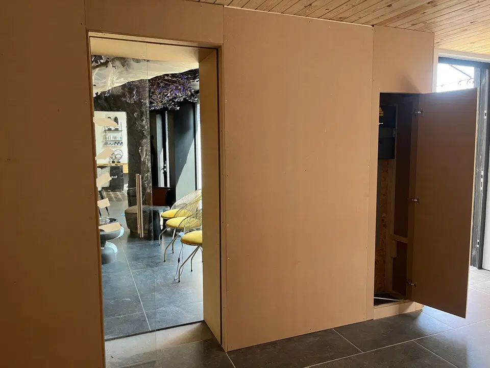 Des portes toute hauteur, à peine visibles dans le mur — pendant les travaux