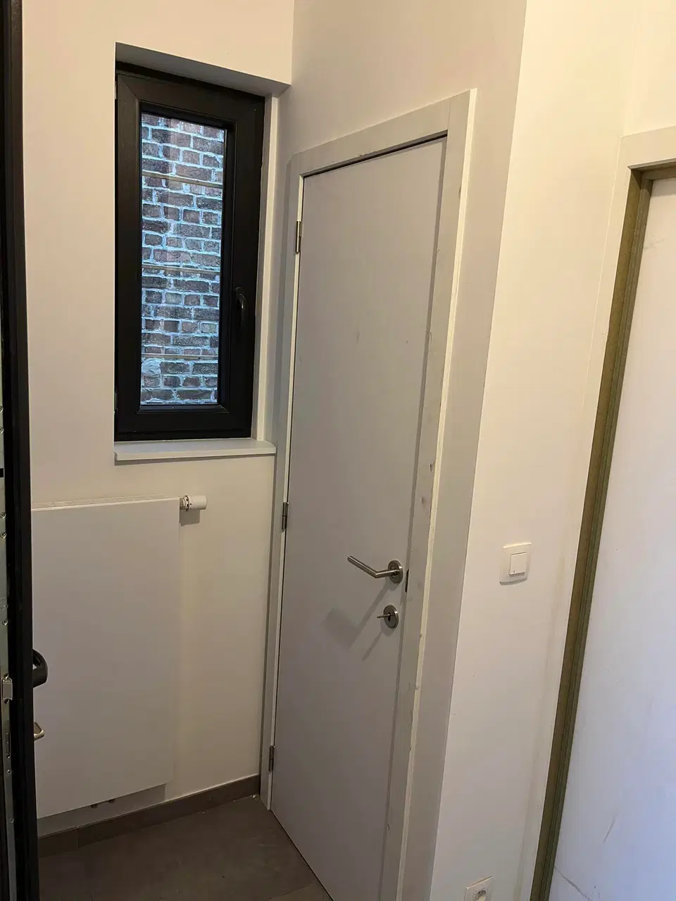 Des portes toute hauteur, à peine visibles dans le mur — vers la fin du chantier