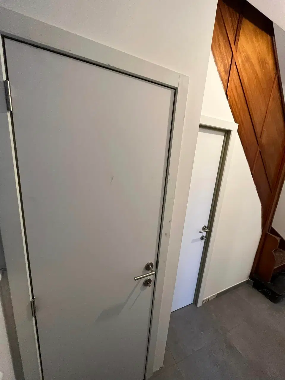 Des portes toute hauteur, à peine visibles dans le mur — vers la fin du chantier