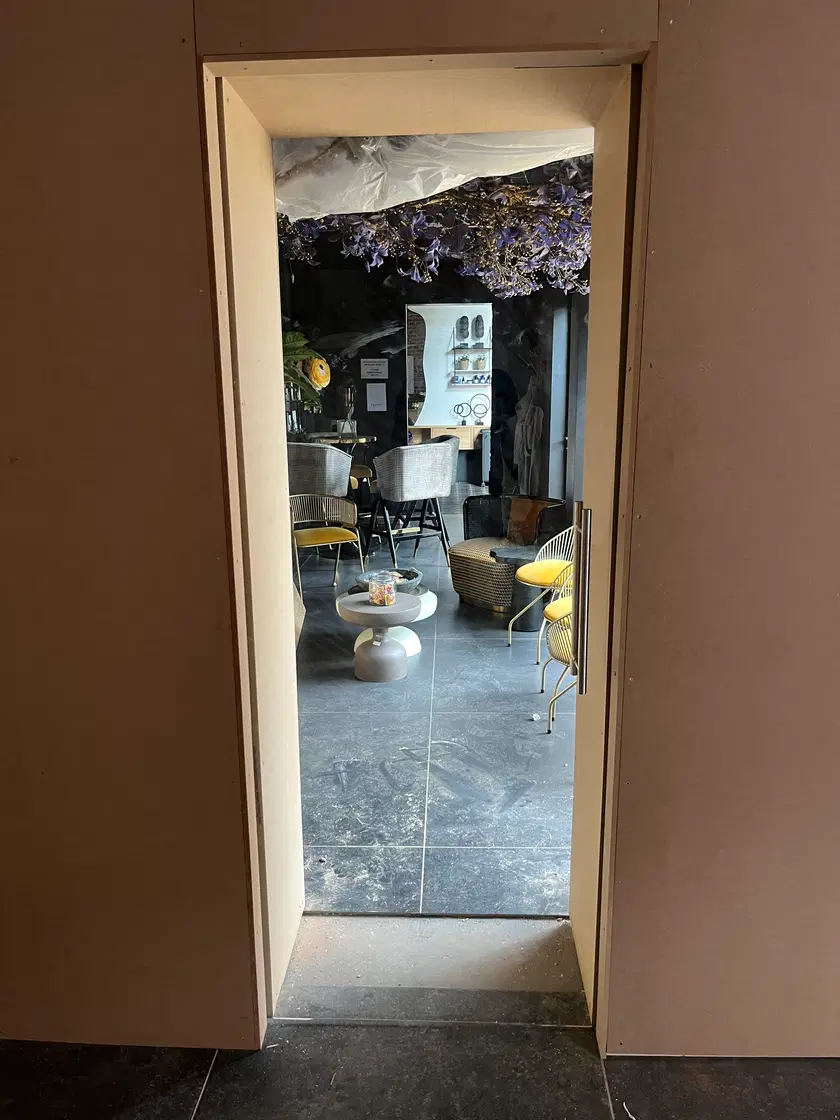 Des portes toute hauteur, à peine visibles dans le mur
