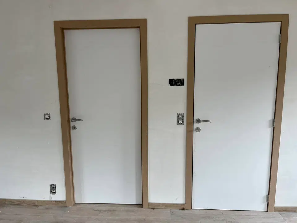 Pose de treize portes intérieures
