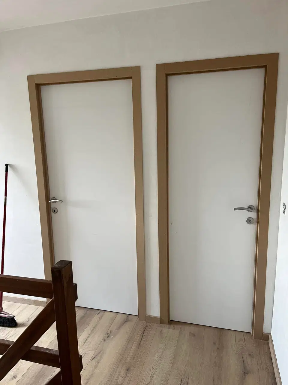 Pose de treize portes intérieures — au début du chantier