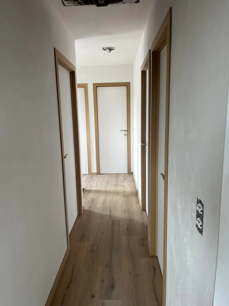 Pose de treize portes intérieures — pendant les travaux