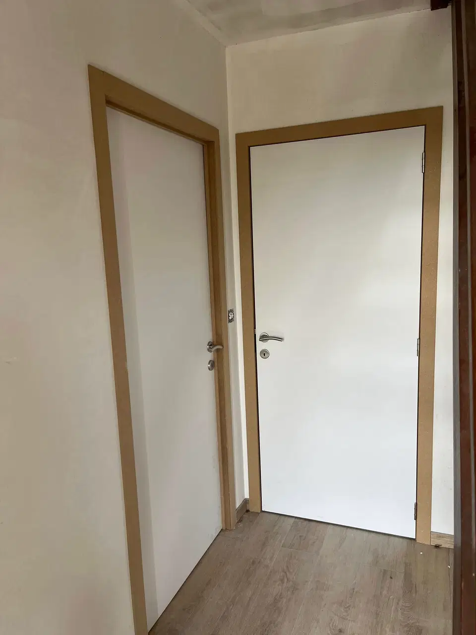 Pose de treize portes intérieures — pendant les travaux