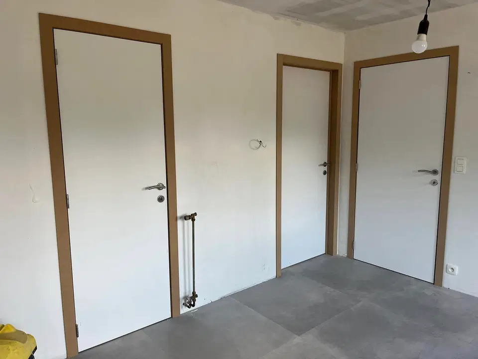 Pose de treize portes intérieures — vers la fin du chantier