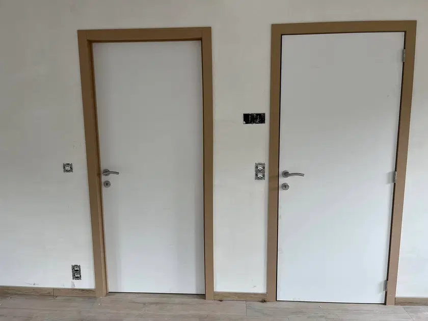 Pose de treize portes intérieures