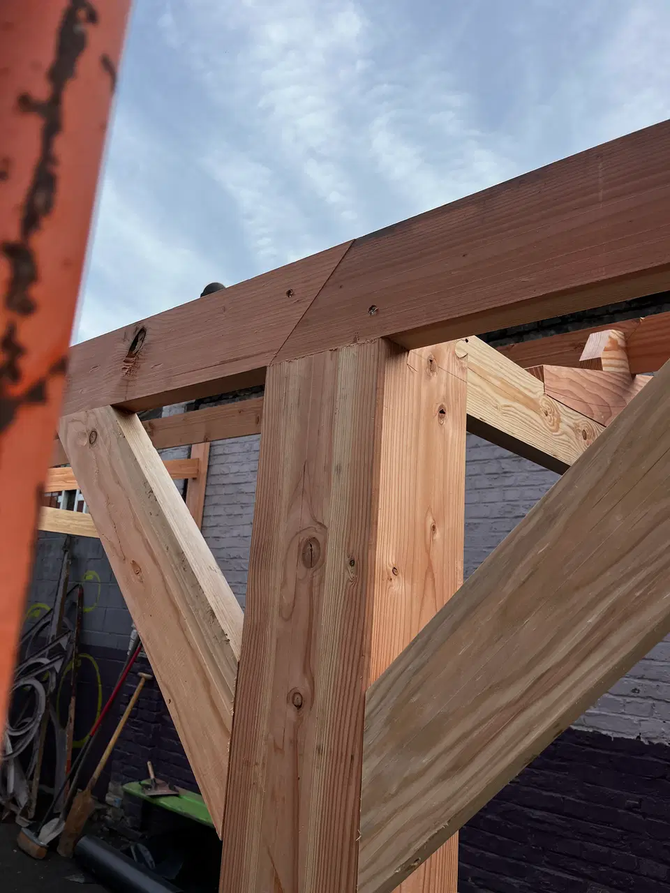 Préau et porte extérieure d’un établissement scolaire — au début du chantier