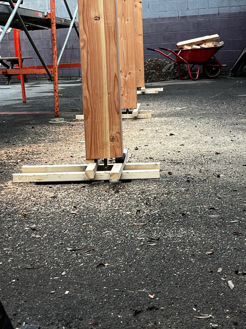 Préau et porte extérieure d’un établissement scolaire — pendant les travaux