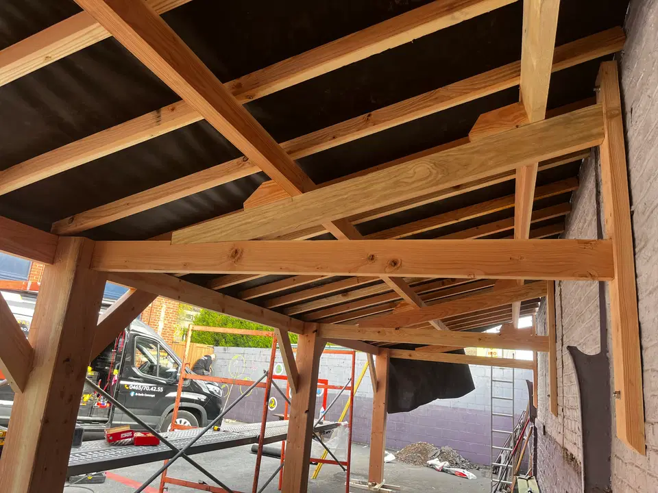 Préau et porte extérieure d’un établissement scolaire — pendant les travaux