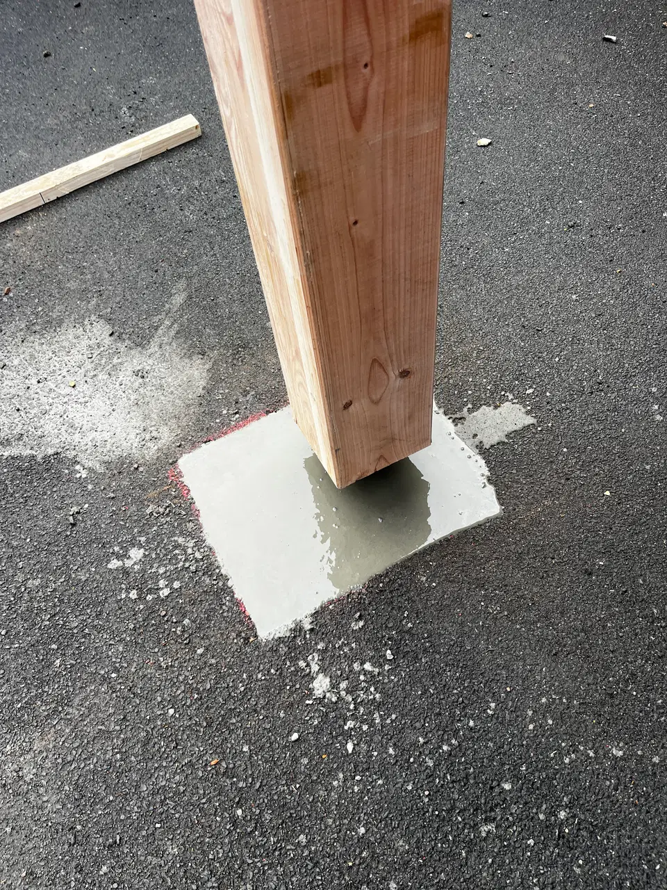 Préau et porte extérieure d’un établissement scolaire — pendant les travaux
