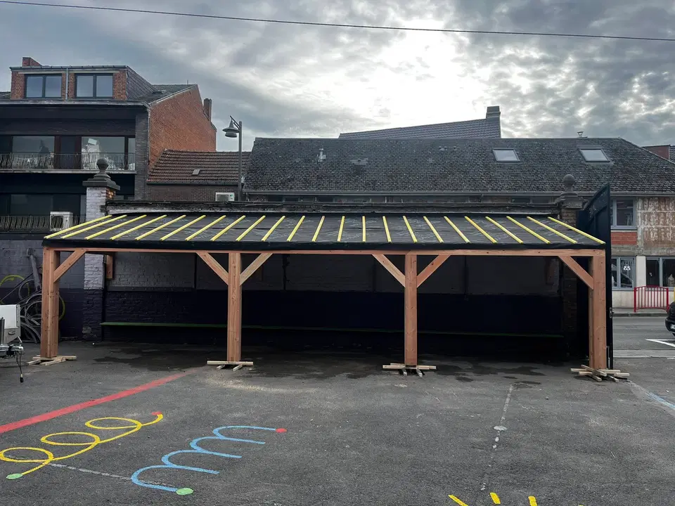 Préau et porte extérieure d’un établissement scolaire — vers la fin du chantier