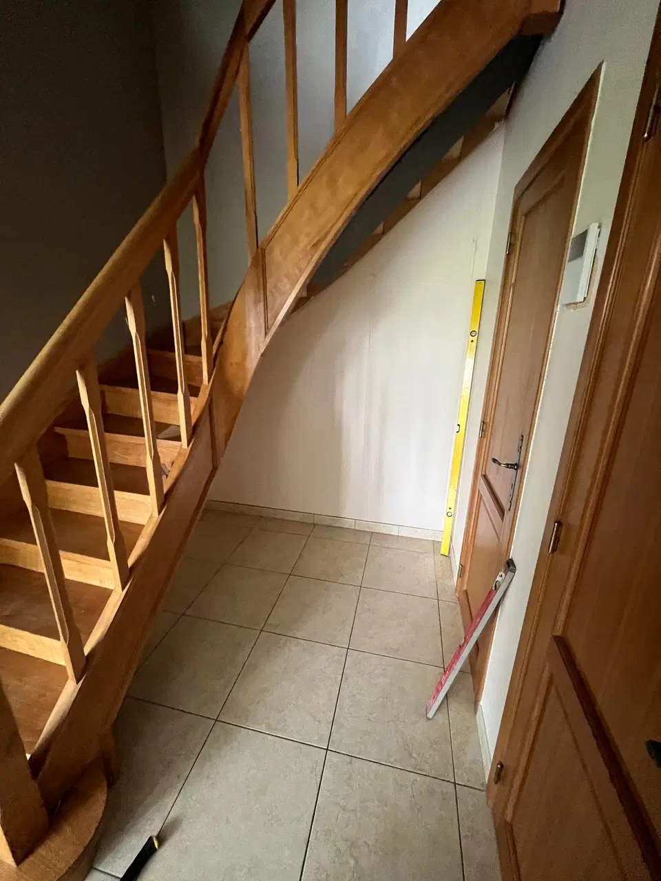 Un rangement sous escalier, portes sombres — en fin de chantier