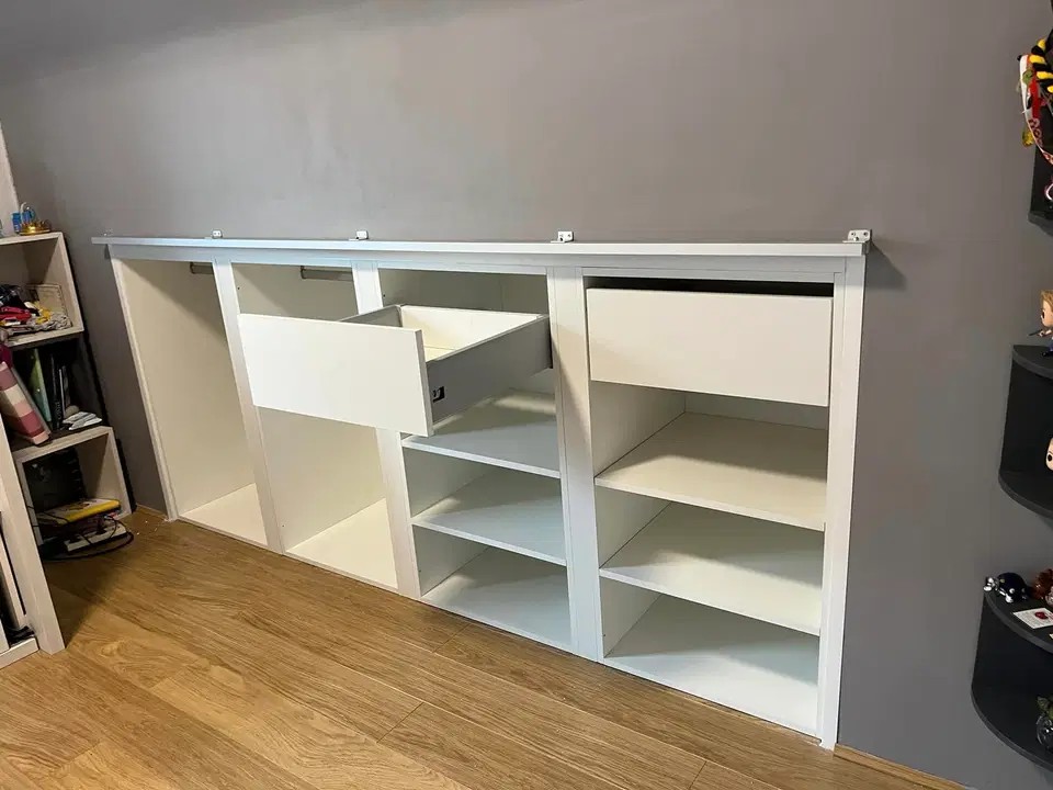 Des rangements bas sous pente, dans une chambre