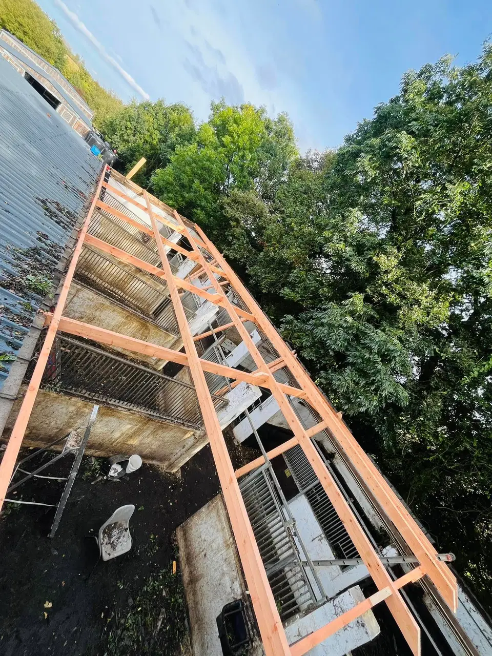 Rénovation de la charpente et de la toiture d’une écurie — vers la fin du chantier