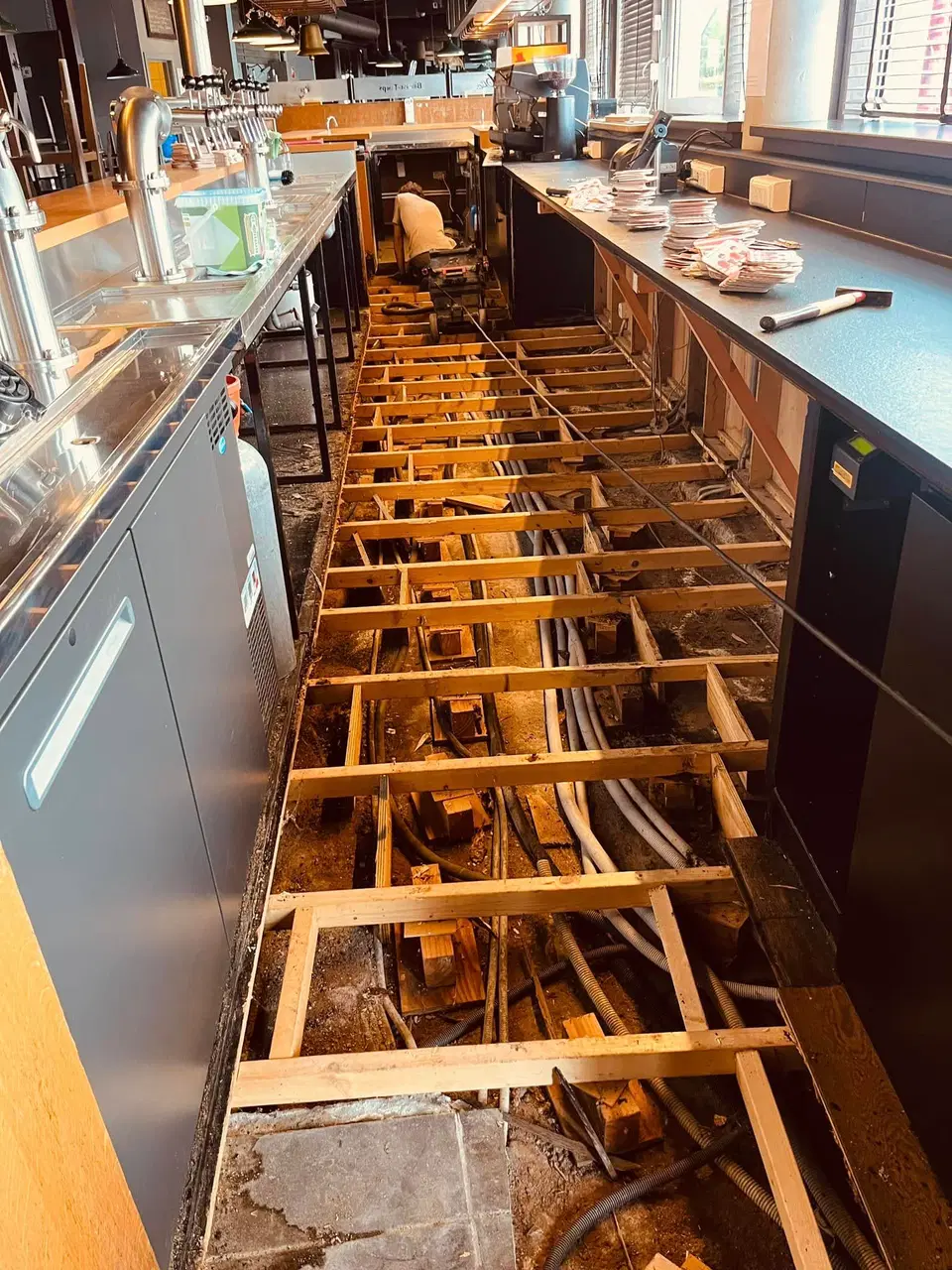 Rénovation du bar et des sanitaires d’une brasserie — au début du chantier