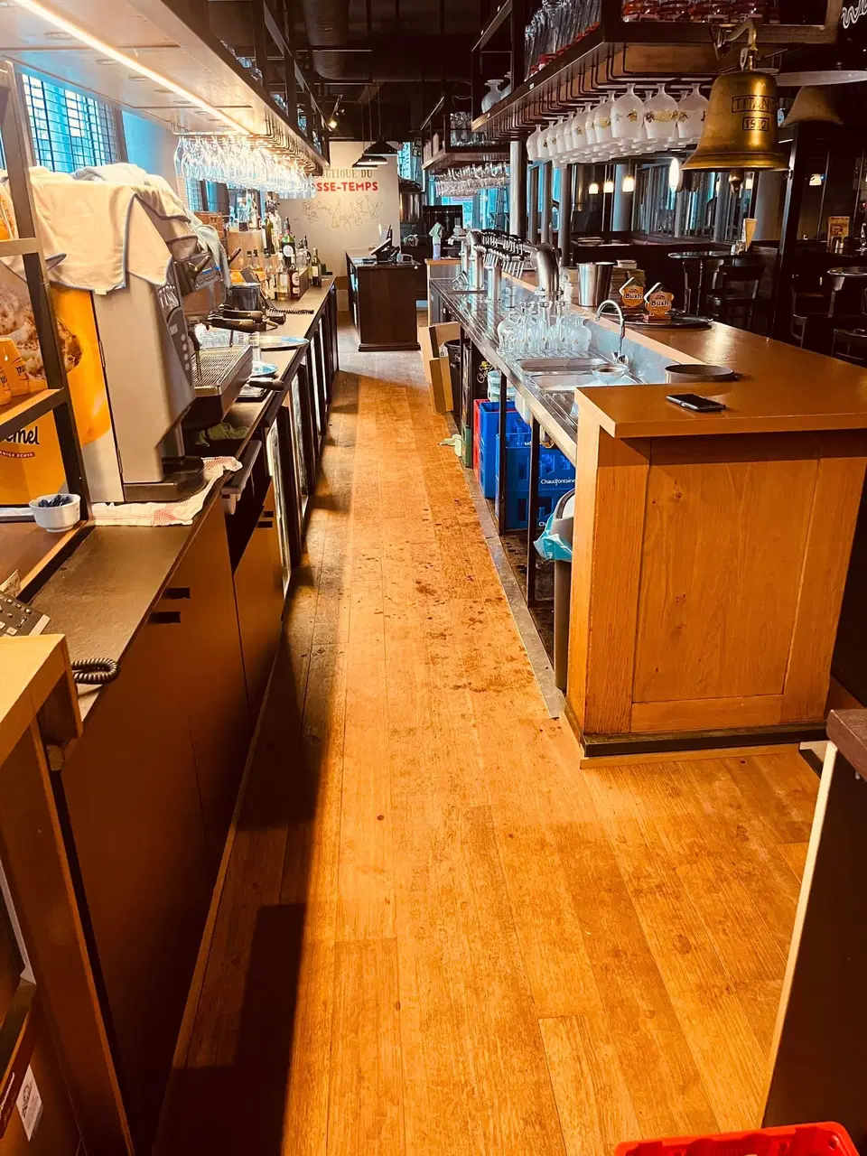 Rénovation du bar et des sanitaires d’une brasserie — pendant les travaux