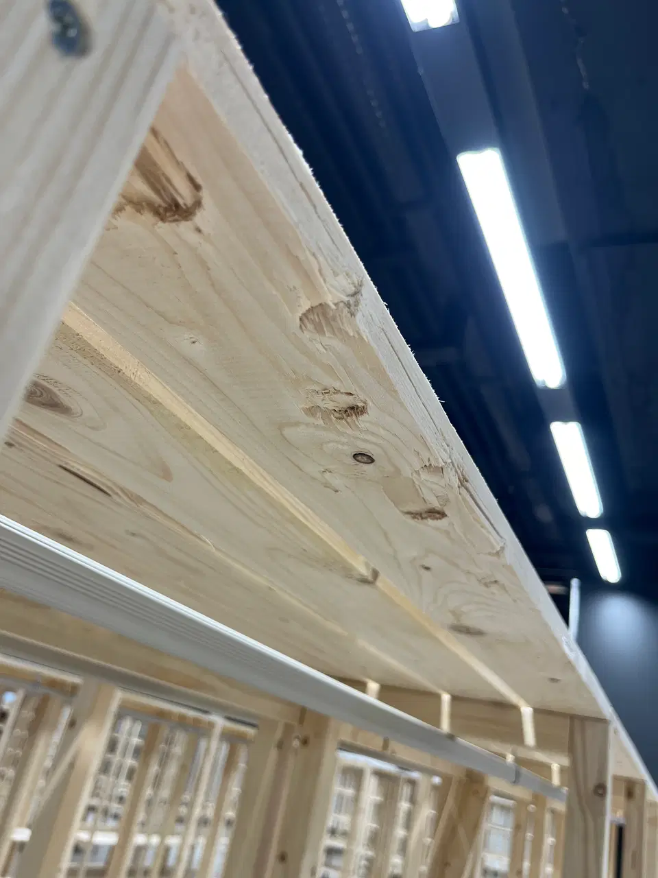 Réseau de trois magasins — agencement complet — au début du chantier