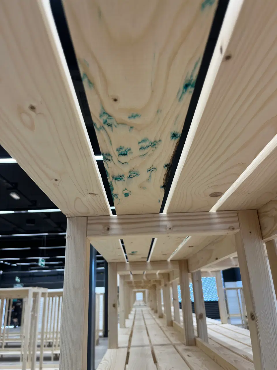 Réseau de trois magasins — agencement complet — pendant les travaux