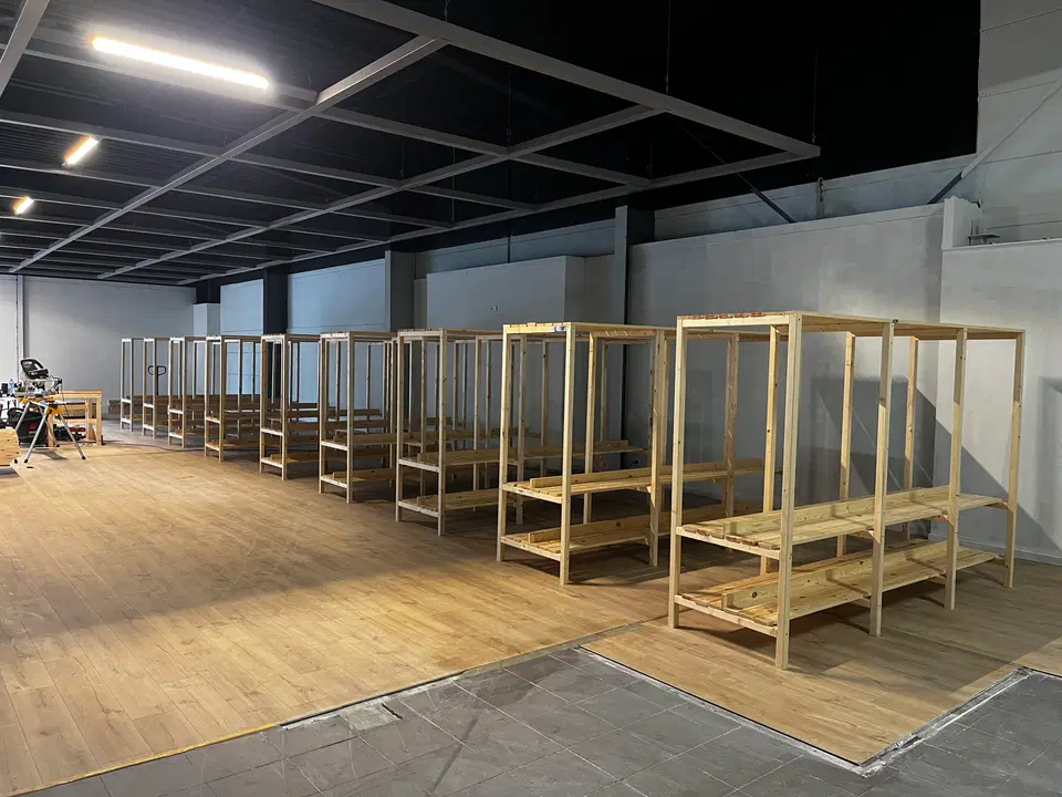 Réseau de trois magasins — agencement complet — pendant les travaux
