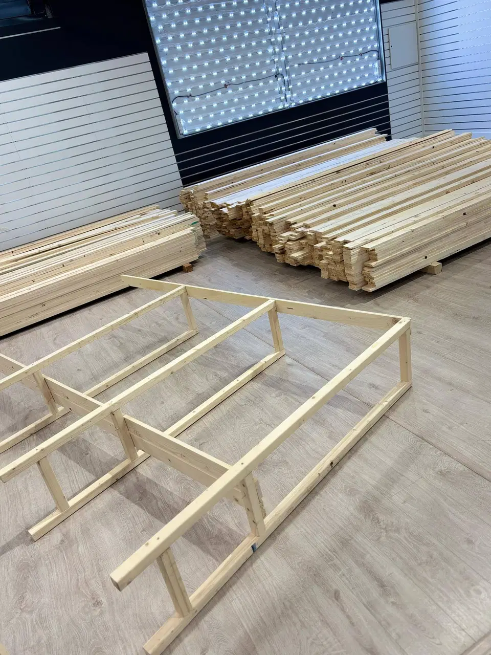 Réseau de trois magasins — agencement complet — vers la fin du chantier