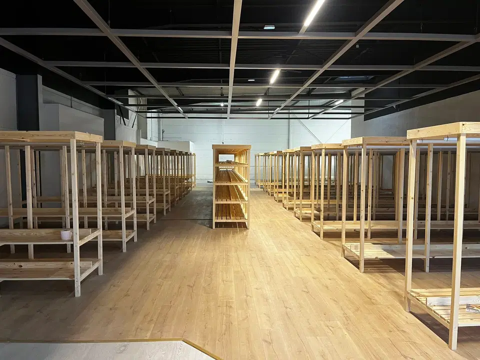 Réseau de trois magasins — agencement complet — vers la fin du chantier