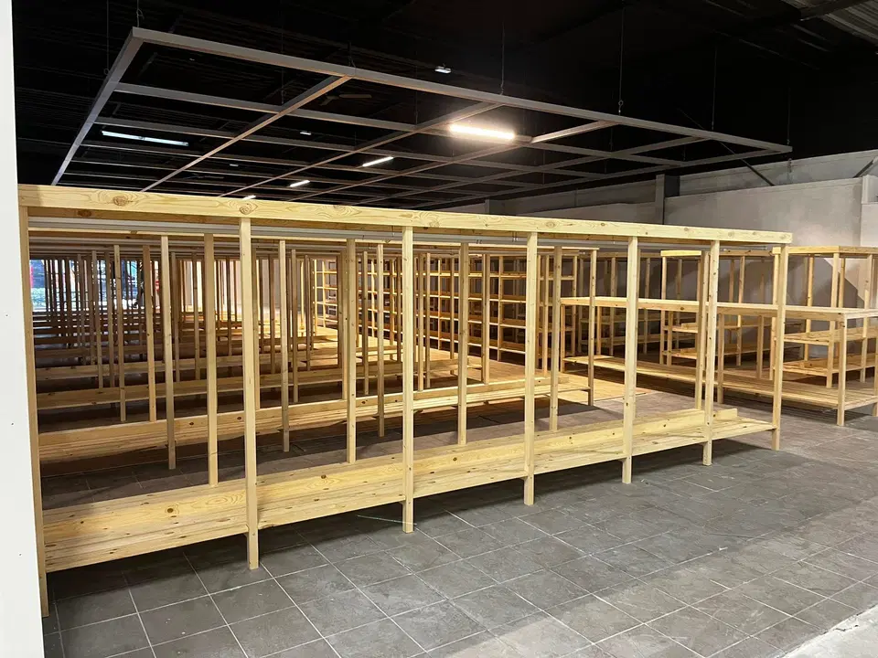 Réseau de trois magasins — agencement complet — en fin de chantier