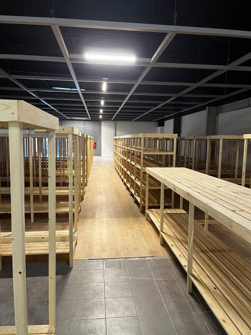Réseau de trois magasins — agencement complet