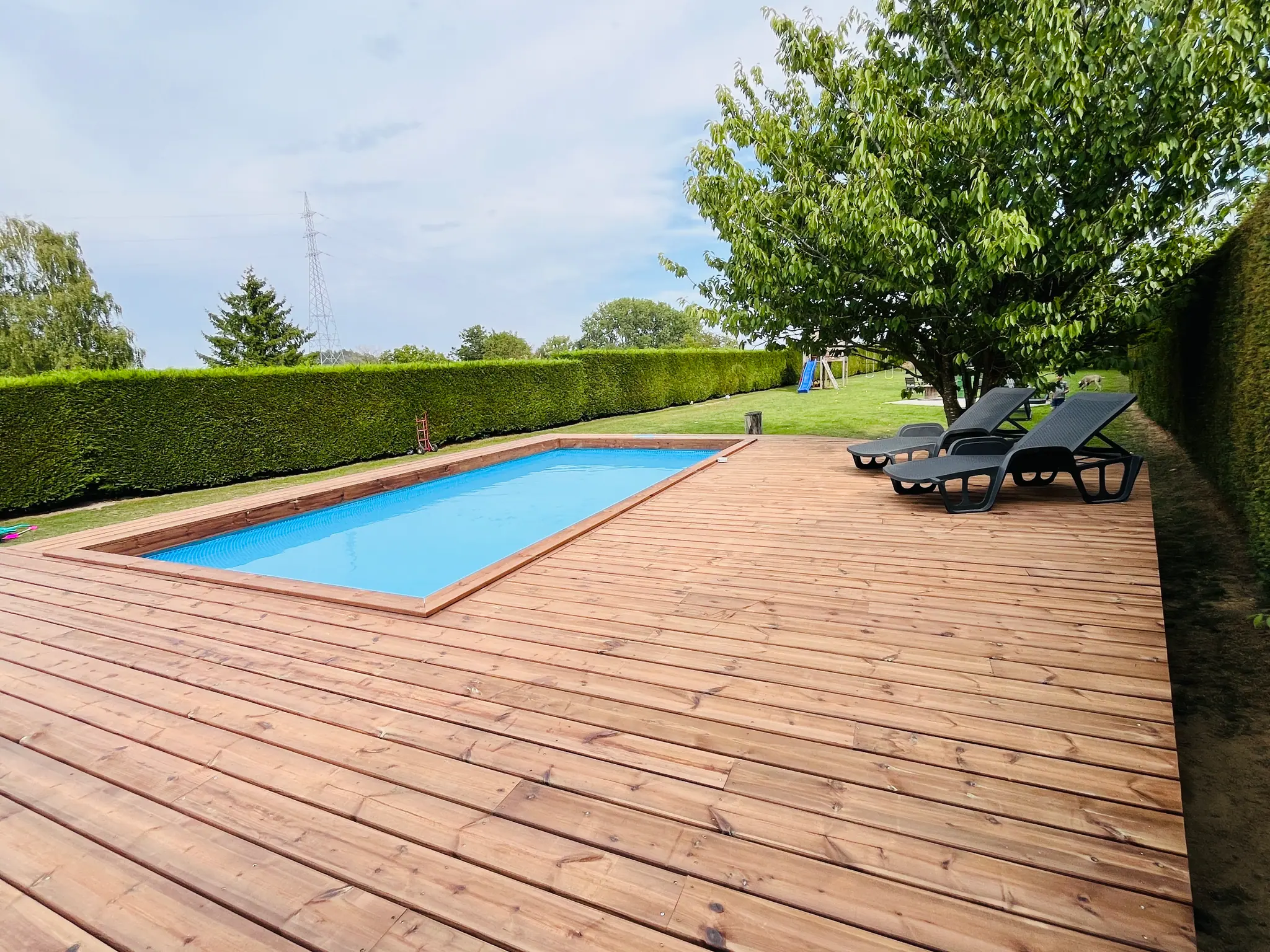 Terrasse en bois et habillage de piscine hors sol, avec emmarchement large