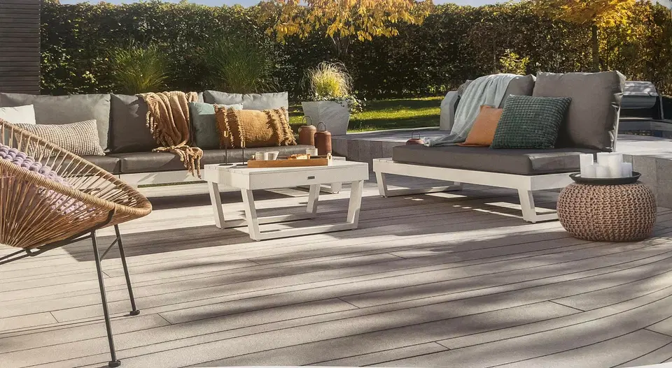 Une terrasse de plain-pied devant une baie vitrée — vers la fin du chantier