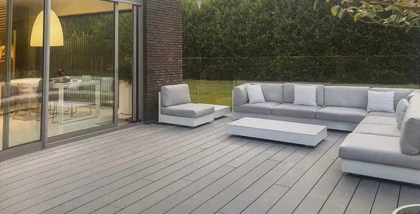 Une terrasse de plain-pied devant une baie vitrée