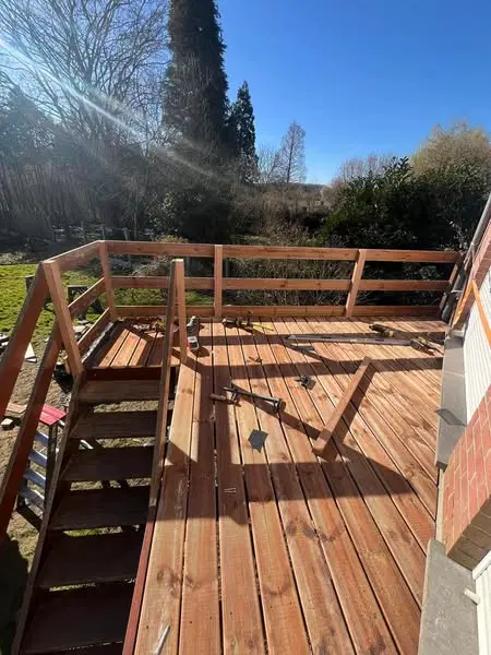Terrasse sur pilotis en méranti — pendant les travaux