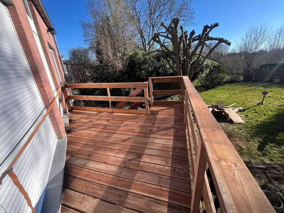 Terrasse sur pilotis en méranti — en fin de chantier