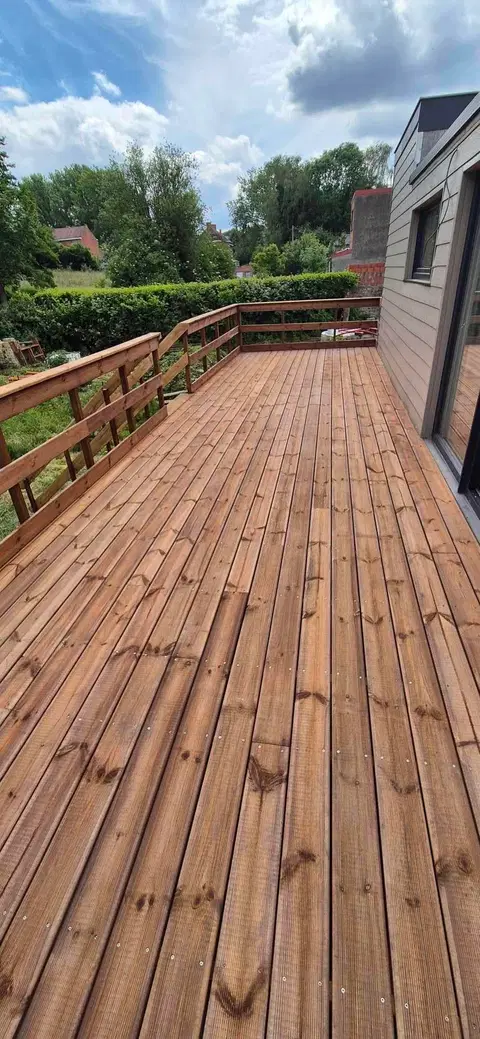 Terrasse sur pilotis en sapin autoclave classe 4 — vers la fin du chantier