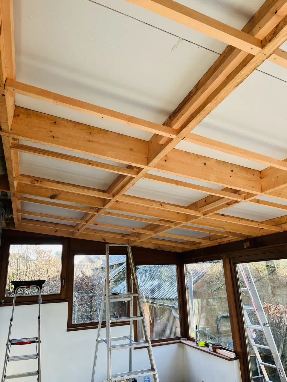 Une véranda refaite, de la charpente au plafond — au début du chantier