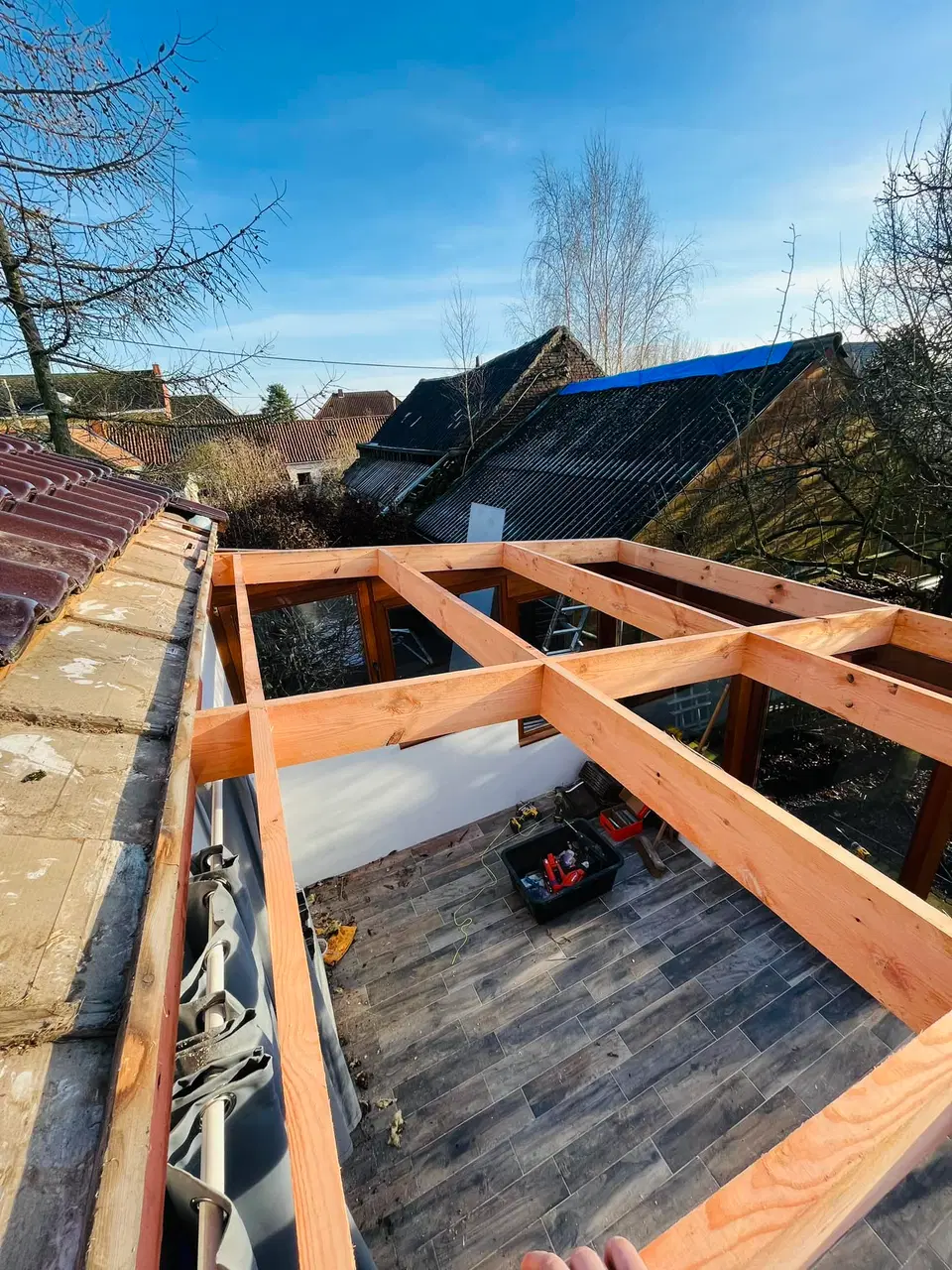 Une véranda refaite, de la charpente au plafond — au début du chantier